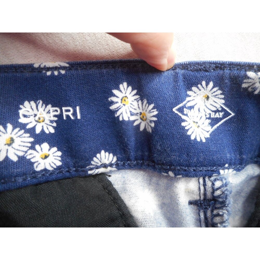 Blue Floral Daisy Sz 16  cotton Spandex blend Capri Pants St John's Bay - Picture 5 of 5